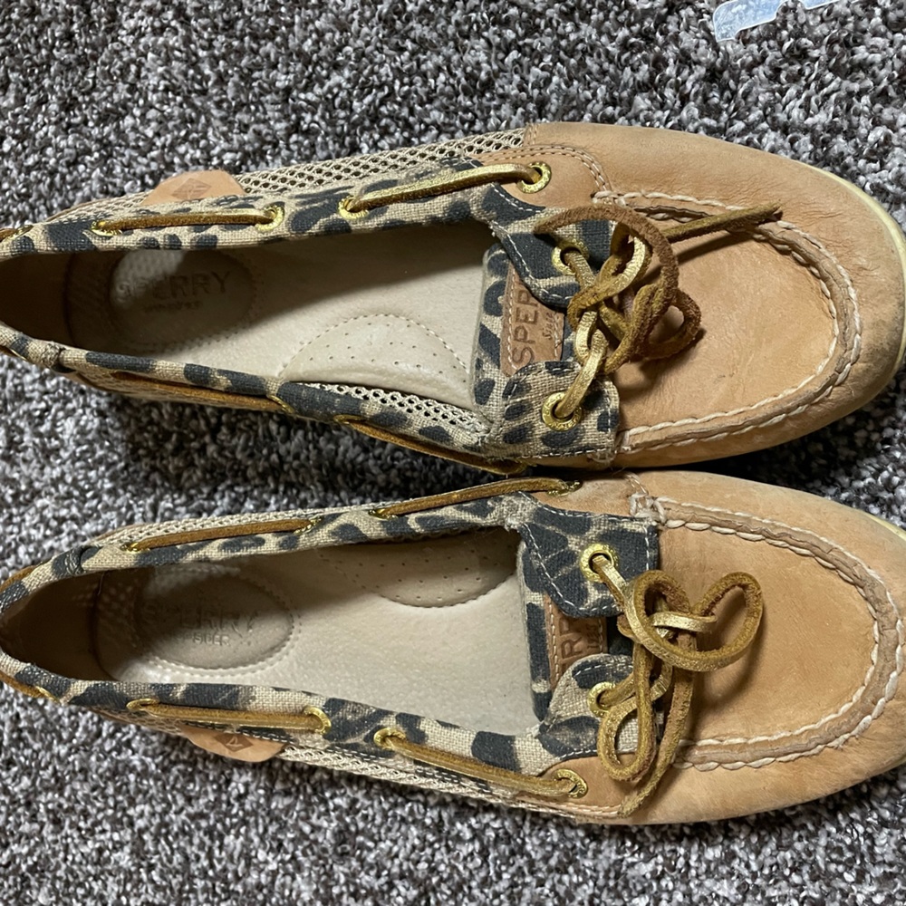 Sperry leopard 8.5 Boat Shoes. Good condition with no rips or tears.